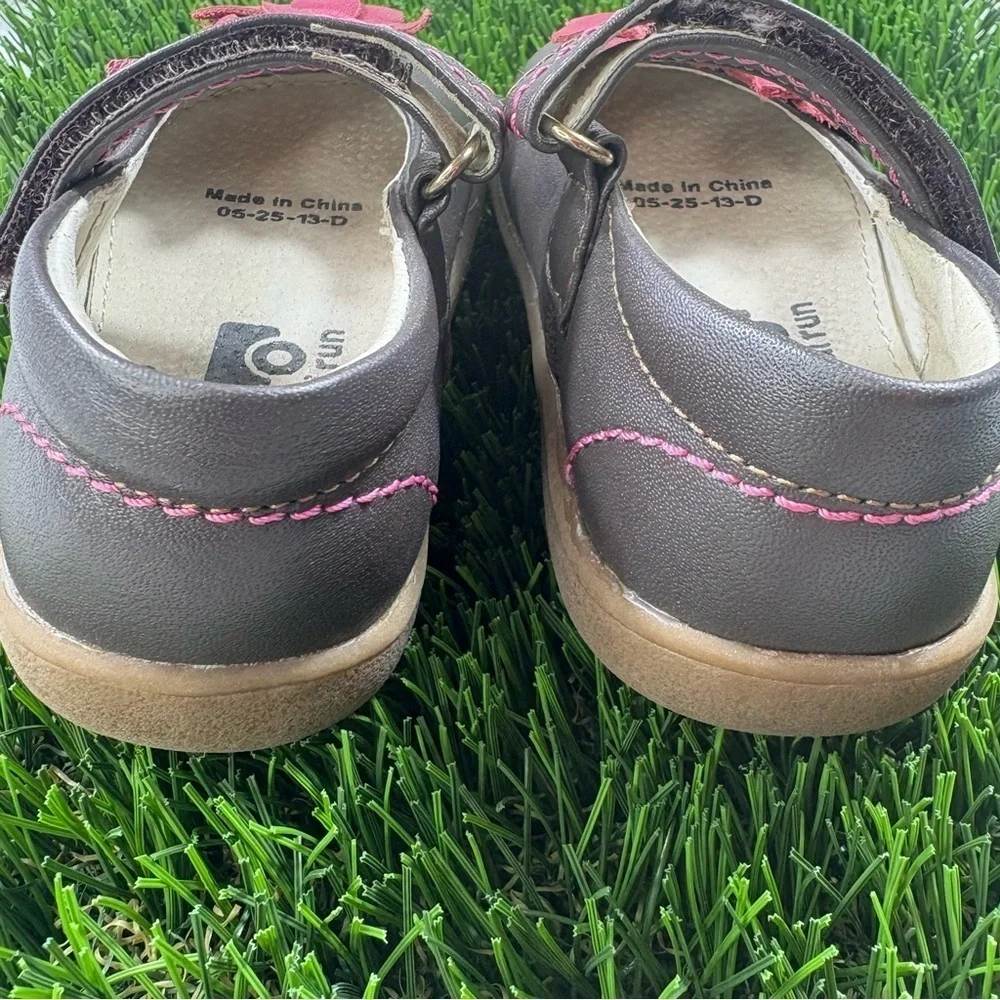 See Kai Run Brown Leather with Pink Flowers Hook & Loop Mary Jane Shoes | Size 5